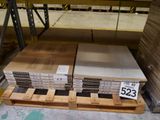 une palette chargée de nombreux cartons dans un entrepôt