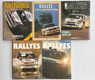 quatre livres consacrés aux voitures de rallye, exposés sur un fond blanc