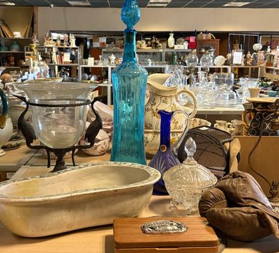 de nombreux objets en verre posés sur une table dans un magasin