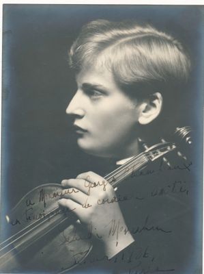 photographie en noir et blanc d'une femme tenant un violon entre ses mains