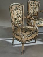Suite de quatre fauteuils cabriolet en bois laqué crème rech… (photo 4)