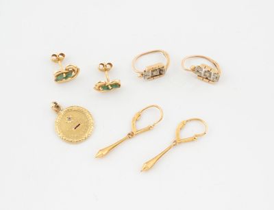 cinq paires de boucles d'oreilles en or et une paire de boucles d'oreilles