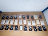 une image représentant une boîte contenant des iPods et d'autres appareils électroniques