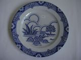 une assiette bleue et blanche ornée d'un motif