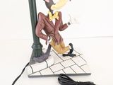 une lampe posée sur une table sur laquelle se trouve une souris