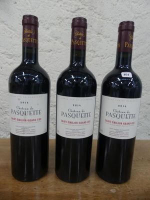trois bouteilles de vin posées sur une table en bois