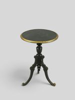 Guéridon tripode en bois noirci de style Napoléon III à plat…
