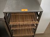 une photo d'une table en métal sur laquelle se trouve un panier