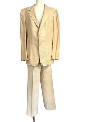 un costume beige sur un mannequin, sur fond blanc