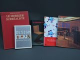 Plusieurs livres sont posés sur une table devant un fond noir.