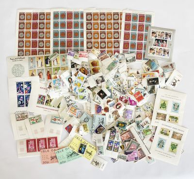 une pile de timbres-poste posée sur une surface blanche