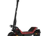 un scooter noir et rouge muni de roues et d'un guidon