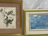 deux photos de fleurs encadrées accrochées au mur