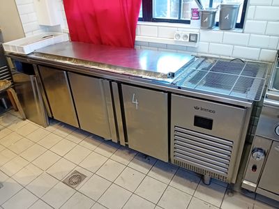 1 tour réfrigérée à 4 portes INFRICO 245 cm (1 porte cassée)