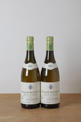 deux bouteilles de vin blanc posées sur une table en bois