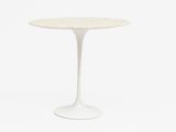 une table blanche avec un plateau en marbre sur fond blanc