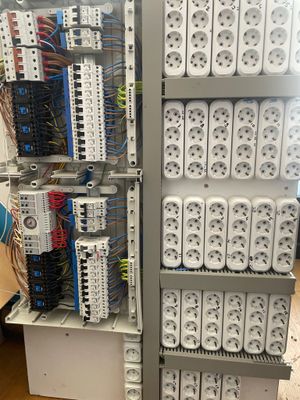 un rack d'équipements électriques dans une pièce équipée d'un ventilateur