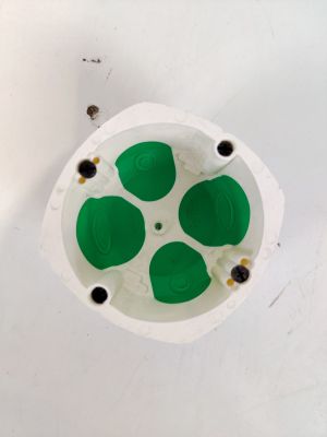vue du dessous d'un bol vert et blanc posé sur une surface blanche