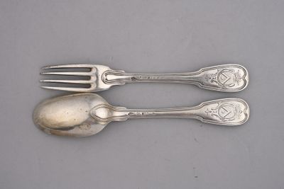 deux cuillères et une fourchette en argent sur une table