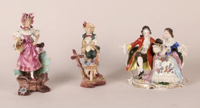 Réunion de trois sujets en biscuits de porcelaine et porcela…