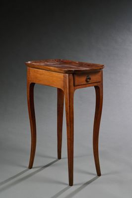une petite table en bois surmontée d'un tiroir