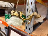 une lampe suspendue à une étagère dans un magasin