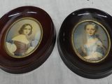 une paire de portraits miniatures représentant une femme et un enfant, dans des cadres ovales