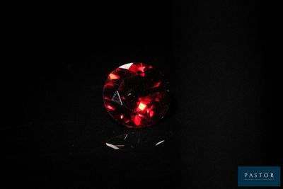 un losange rouge sur fond noir