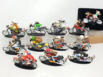 de nombreuses figurines représentant des personnes à moto, posées sur une table