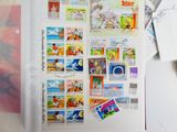 une photo d'un réfrigérateur recouvert de timbres et d'aimants