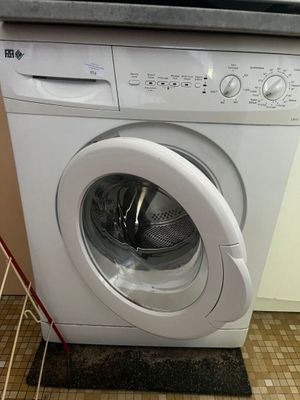 une machine à laver dans un coin de la cuisine