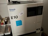 une machine posée sur un bureau
