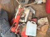 un tas d'outils posés par terre dans un garage