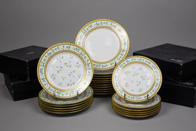 plusieurs assiettes aux bords dorés sont empilées les unes sur les autres