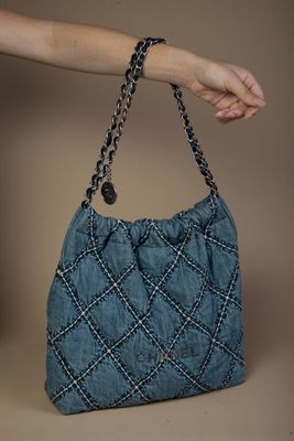 sac matelassé en denim avec anses en chaîne