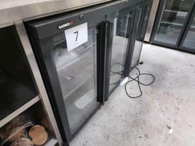 plan de travail en acier inoxydable muni de deux portes vitrées et portant le chiffre 7