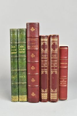 plusieurs vieux livres sont alignés sur une surface blanche