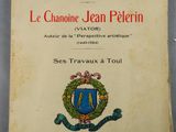 un vieux livre avec l'image d'un blason