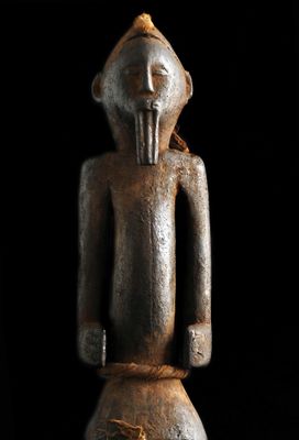 un gros plan d'une statue sur fond noir