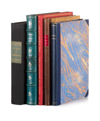 plusieurs livres sont empilés sur une surface blanche