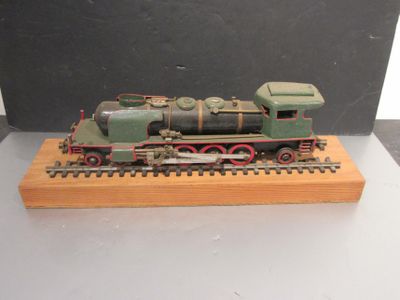 LOCOMOTIVE EN TOLE SUR PRESENTOIR EN BOIS - Longueur to…