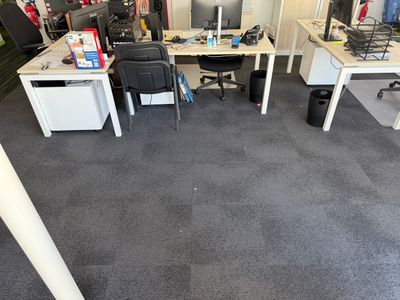 une photo d'un bureau avec de nombreux bureaux