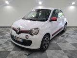 la photo d'une petite voiture blanche garée dans un garage