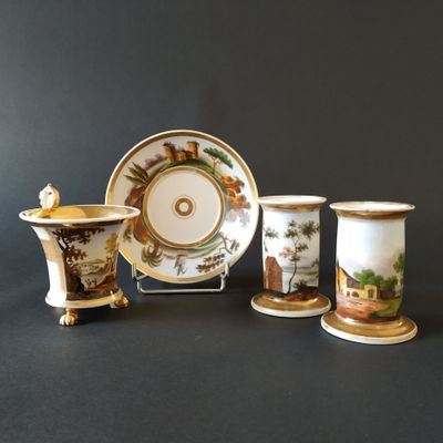 BERLIN et PARIS, XIXe Grande tasse à trois pieds, sa soucoup… - Photo 1