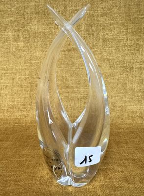 un vase en verre transparent sur lequel figure un numéro
