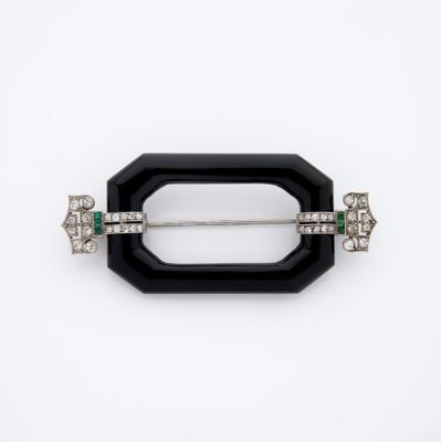 BROCHE ART DECO En platine, sertie d'onyx de taille octogona…