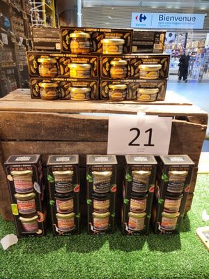 de nombreux bocaux de conserves exposés dans un magasin