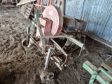 une photo d'une machine qui se trouve dans la boue
