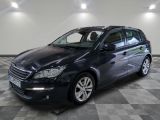 la voiture noire est garée dans le garage sur un sol en damier