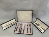 un coffret contenant quatre couverts : un couteau, une fourchette et une cuillère